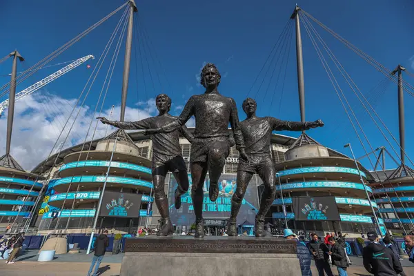 Colin Bell, Francis Lee, Mike Summerbee heykeli UEFA Şampiyonlar Ligi çeyrek final maçında Manchester City, Etihad Stadyumu 'nda Real Madrid' e karşı, 17 Nisan 202