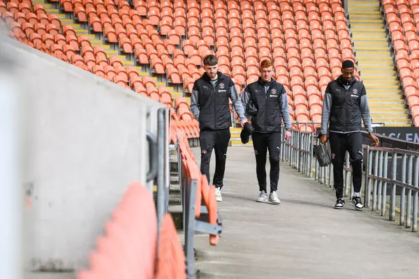 Blackpool oyuncuları, 20 Nisan 202 'de Bloomfield Road, Blackpool, İngiltere' de oynanan Blackpool-Barnsley maçında Sky Bet 1 'in önünde geldiler.