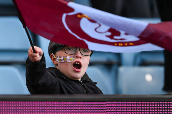 Молодой болельщик "Астон Виллы" размахивает флагом перед матчем Премьер-лиги "Астон Вилла" - Борнмут на стадионе "Вилла Парк", Бирмингем, Великобритания, 21 апреля 202 года