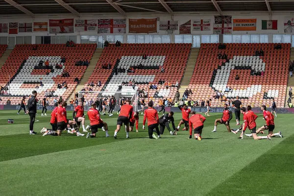 Barnsley oyuncuları 20 Nisan 202 'de Bloomfield Road, Blackpool, İngiltere' de oynanan Blackpool-Barnsley maçında ısınmaya başladılar.