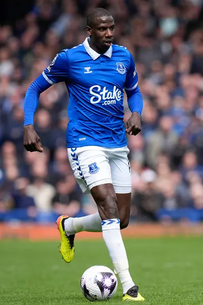Everton 'dan Abdoulaye Doucour, Premier League maçında topla koşuyor. Everton, Nottingham Ormanı' na karşı Goodison Park, Liverpool, İngiltere, 21 Nisan 2024
