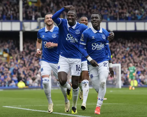 Everton 'dan Abdoulaye Doucour, Premier League maçında Everton Nottingham Ormanı' na karşı Goodison Park, Liverpool, İngiltere, 21 Nisan 2024 'te oynanan karşılaşmada Everton' dan 1-0 önde giden golcü İdrissa Gueye ile kutluyor.