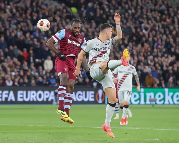 West Ham United takımından Michail Antonio, 18 Nisan 202 'de Londra' daki Londra Stadyumu 'nda oynanan Batı Ham United - Bayer 04 Leverkusen maçında, UEFA Avrupa Ligi çeyrek final maçında ilk sırayı aldı.