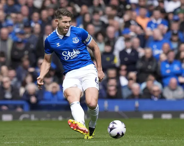 James Tarkowski Premier Lig maçı sırasında topu geçiyor Everton - Nottingham Forest Goodison Park, Liverpool, İngiltere, 21 Nisan 202