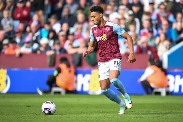 Aston Villa takımından Ollie Watkins Premier Lig maçında Villa Park, Birmingham, İngiltere 'de Aston Villa-Bournemouth maçında topa vuruyor.