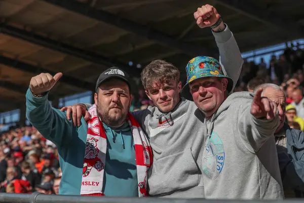 Barnsley taraftarları 20 Nisan 202 'de Bloomfield Road, Blackpool, İngiltere' de oynanan Blackpool-Barnsley maçında