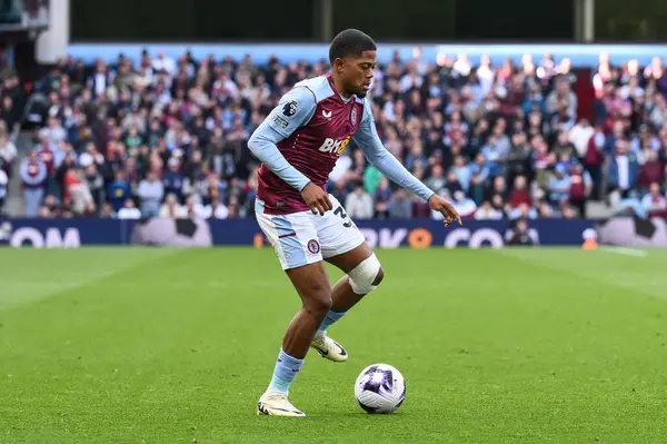 Aston Villa takımından Leon Bailey, 21 Nisan 202 'de Birmingham, Villa Park' ta oynanan Premier League maçı sırasında topla bir çıkış yaptı.