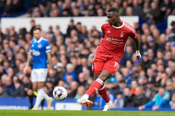 Nottingham Ormanı 'ndan Moussa Niakhat Premier Lig maçı sırasında Goodison Park, Liverpool' da Everton Nottingham Ormanı 'na karşı 21 Nisan 2024' te pas attı.