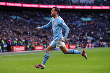 Manchester City 'den Bernardo Silva, 20 Nisan 202' de Wembley Stadyumu 'nda oynanan Manchester City - Chelsea maçında 1-0' lık galibiyet golünü kutluyor.