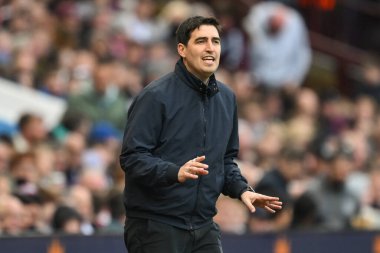 Bournemouth Andoni Iraola teknik direktörü takımına Premier Lig maçında Villa Park, Birmingham, İngiltere 'de Aston Villa Bournemouth maçında talimat verir.