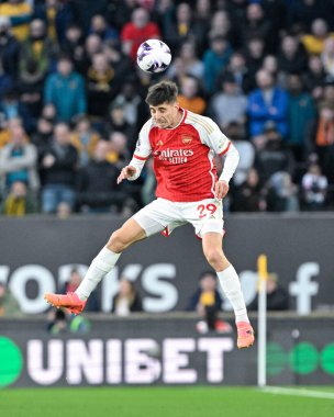 Arsenal 'den Kai Havertz, Premier League maçında Wolverhampton Wanderers Arsenal' e karşı Molineux, Wolverhampton, İngiltere 'de 20 Nisan 202' de oynanan maçta topa liderlik ediyor.