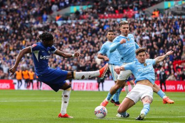 Manchester City 'den John Stones, 20 Nisan 202' de Wembley Stadyumu 'nda oynanan Emirates FA Cup Yarı-Final karşılaşmasında Chelsea' li Noni Madueke 'nin attığı şutu blokluyor.