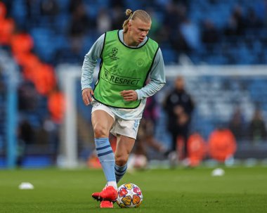 Manchester City 'den Erling Haaland 17 Nisan 202' de Etihad Stadyumu 'nda oynanan UEFA Şampiyonlar Ligi çeyrek final maçında ısınma turunda