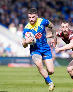Warrington Wolves 'tan Connor Wrench, 20 Nisan 202' de Warrington, İngiltere 'deki Halliwell Jones Stadyumu' nda oynanan 8. Betfred Süper Lig karşılaşmasında Leopards 'dan Frankie Halton' a koşuyor.