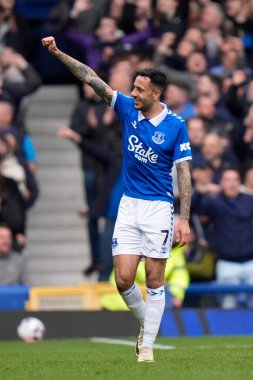 Everton 'dan Dwight McNeil, İngiltere' nin Liverpool kenti Goodison Park 'ta oynanan Premier League maçında Everton-Nottingham Forest maçında 2-0' lık skorla gol attıktan sonra taraftarları selamlıyor.
