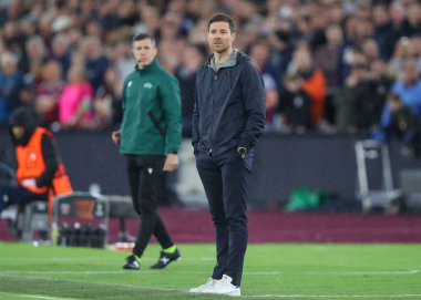 Bayer Leverkusen 'in Xabi Alonso Müdürü, UEFA Avrupa Ligi çeyrek final maçında West Ham United, Bayer 04 Leverkusen' e karşı Londra Stadyumu, Londra, İngiltere, 18 Nisan 202