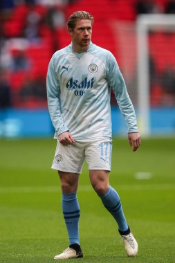 Manchester City 'den Kevin De Bruyne, 20 Nisan 202' de Wembley Stadyumu 'nda oynanan ve Manchester City' nin Chelsea 'ye karşı oynadığı, Emirates FA Kupası yarı final karşılaşması öncesinde oynanan maç öncesi ısınma sırasında