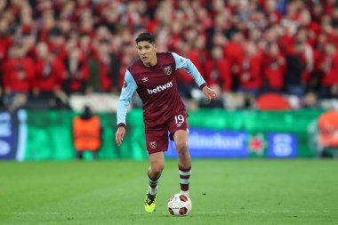 West Ham United takımından Edson Ivarez, UEFA Avrupa Ligi çeyrek final maçında 18 Nisan 2024 'te Londra Stadyumu' nda Batı Ham United, Bayer 04 Leverkusen 'e karşı oynamıştır.