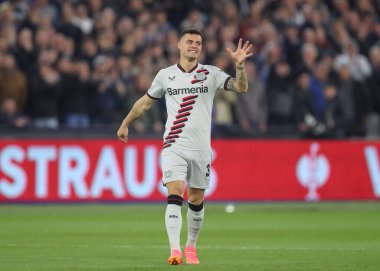 Bayer Leverkusen 'den Granit Xhaka, 18 Nisan 202' de Londra 'daki Londra Stadyumu' nda oynanan UEFA Avrupa Ligi çeyrek final maçında tepki gösterdi.