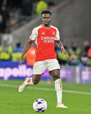 Arsenal 'den Bukayo Saka, Premier Lig maçı sırasında Wolverhampton Wanderers Arsenal' e karşı Molineux, Wolverhampton, Birleşik Krallık 'ta 20 Nisan 202' de topu kovalıyor.