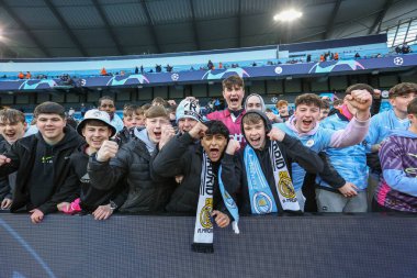 Manchester City taraftarları UEFA Şampiyonlar Ligi çeyrek final maçında Etihad Stadyumu 'nda Real Madrid' e karşı, 17 Nisan 202