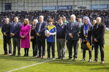 Sir Lindsay Hoyle (Avam Kamarası konuşmacısı) ailesi ile birlikte bu hafta Halliwell Jones Sta 'da oynanan Betfred Süper Lig 8. Raundu karşılaşmasında ölen babası Doug Hoyle' un anısına bir dakika alkış tutun.