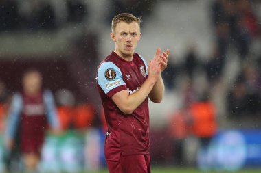 West Ham United takımından James Ward-Prowse, UEFA Avrupa Ligi çeyrek final karşılaşmasında taraftarlarını tam zamanlı olarak alkışlıyor. West Ham United, Bayer 04 Leverkusen 'e karşı Londra Stadyumu, Londra, Birleşik Krallık, 18 Nisan 202