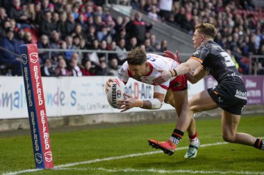 St. Helens takımından Tommy Makinson, 19 Nisan 202 'de St Helens vs Hull FC' de oynanan Betfred Süper Lig karşılaşmasında gol atmak için çizgiyi geçti.