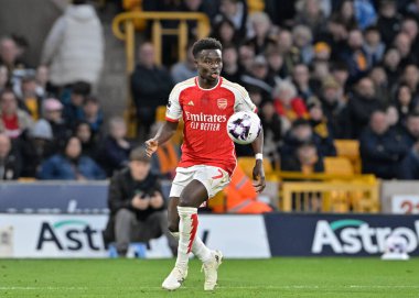 Arsenal 'den Bukayo Saka, Premier Lig maçı sırasında Wolverhampton Wanderers Arsenal' e karşı Molineux, Wolverhampton, Birleşik Krallık 'ta 20 Nisan 202' de topu kovalıyor.