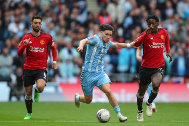 Coventry City 'den Callum O' Hare, Manchester United 'ın 21 Nisan 202' de Wembley Stadyumu 'nda Coventry City' nin Manchester United 'a karşı oynadığı yarıfinal karşılaşmasında Manchester United' tan Kobbie Mainoo 'yu durdurdu.