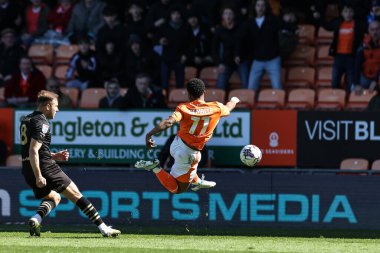 Blackpool takımından Karamoko Dembl, 20 Nisan 2024 'te Bloomfield Road, Blackpool' da Blackpool 'a karşı oynanan Blackpool 1 maçında kalede şut çekti.