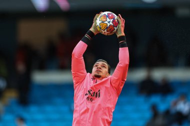 Manchester City 'den Ederson 17 Nisan 202' de Etihad Stadyumu 'nda oynanan UEFA Şampiyonlar Ligi çeyrek final maçında ısınma turunda...