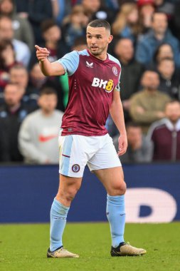 Aston Villa 'dan John McGinn, 21 Nisan 202' de İngiltere 'nin Birmingham kentinde oynanan Premier League maçında takımına talimat verdi.