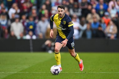 Bournemouth 'dan Adam Smith Premier Lig maçında, 21 Nisan 202' de Birmingham, Villa Park 'ta Aston Villa ve Bournemouth maçında topa vuruyor.
