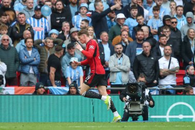 Manchester United takımından Scott McTominay, Birleşik Krallık 'ın Wembley Stadyumu' nda oynanan ve 21 Nisan 202 'de oynanan Emirates FA Cup yarı final maçında Manchester United' ı 0-1 yenme golünü kutluyor.