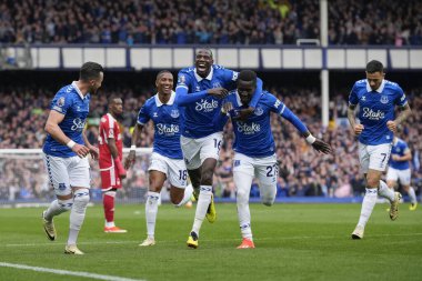 Everton 'dan Abdoulaye Doucour, 21 Nisan 2024' te Goodison Park, Liverpool, İngiltere 'de oynanan Premier League maçı sırasında Everton - Nottingham Forest maçında Everton - 1-0 öne geçtikten sonra Everton' dan golcü Idrissa Gueye ile kutluyor.