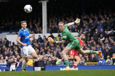 Everton 'dan Jordan Pickford, Nottingham Ormanı' ndan Morgan Gibbs-White 'ın Premier Lig maçı sırasında Goodison Park, Liverpool, İngiltere' de oynanan Everton-Nottingham Forest maçında gol atma şansını yakaladığını izliyor.