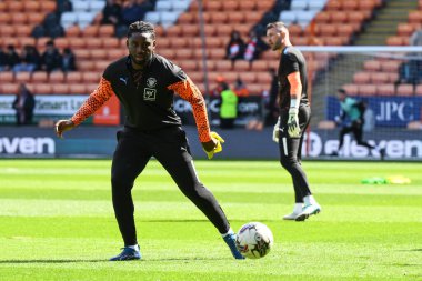 Blackpool 'dan Kylian Kouassi 20 Nisan 202' de Bloomfield Road, Blackpool, İngiltere 'de oynanan Sky Bet League 1 maçı öncesinde ısınma turunda
