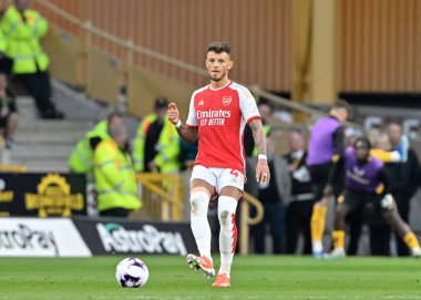 Arsenal 'den Ben White, Premier Lig maçı sırasında Wolverhampton Wanderers, Molineux, Wolverhampton, İngiltere' de 20 Nisan 202 'de Arsenal maçında pas attı.