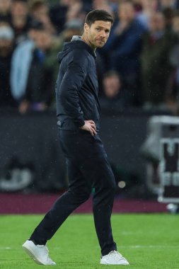 Bayer Leverkusen 'in teknik direktörü Xabi Alonso, 18 Nisan 202' de Londra 'daki Londra Stadyumu' nda oynanan Batı Ham United - Bayer 04 Leverkusen maçında tepki gösterdi.