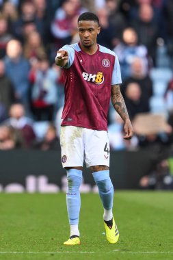 Aston Villa 'dan Ezri Konsa, Premier Lig maçında takımına talimat verir. Aston Villa, Bournemouth' a karşı Villa Park, Birmingham, İngiltere, 21 Nisan 202