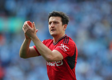 Manchester United takımından Harry Maguire, Birleşik Krallık 'ın Wembley Stadyumu' nda oynanan ve 21 Nisan 202 tarihinde oynanan Emirates FA Cup yarı final karşılaşmasında taraftarlarını alkışladı.