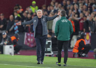 West Ham United 'ın David Moyes teknik direktörü, UEFA Avrupa Ligi çeyrek final maçında 18 Nisan 202' de Londra Stadyumu 'nda West Ham United ve Bayer 04 Leverkusen maçında tepki gösterdi.