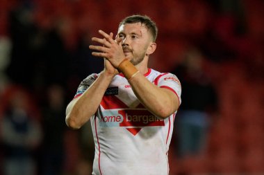 St. Helens takımından Joe Batchelor, 19 Nisan 202 'de St Helens - Hull FC maçının ardından taraftarları selamlıyor.