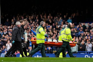 Everton 'dan Beto, İngiltere' nin Liverpool kenti Goodison Park 'ta oynanan Premier League maçı sırasında sedyeden sedyeyle kaldırılırken seyirciye başparmak sallıyor.