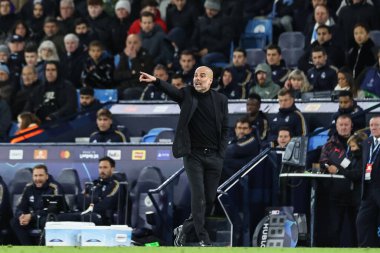 Manchester City 'nin Pep Guardiola teknik direktörü takım talimatlarını 17 Nisan 202 tarihinde Etihad Stadyumu' nda UEFA Şampiyonlar Ligi çeyrek final maçında verir.