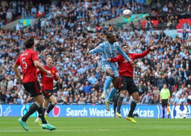 Coventry City 'den Hacı Wright, 21 Nisan 202' de Wembley Stadyumu 'nda oynanan ve Coventry City ile Manchester United arasında oynanan FA Cup yarı final karşılaşmasında golün önünde lider konumunda bulunuyor.