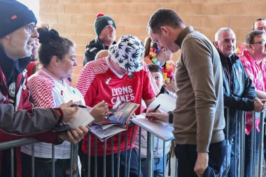 Neill Collins Barnsley 'in baş antrenörü 20 Nisan 202' de Bloomfield Road, Blackpool 'da oynanan Blackpool-Barnsley maçında taraftarlar için kitap imzaladı.