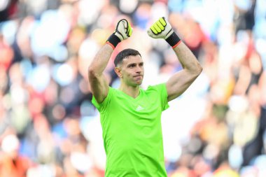 Aston Villa takımından Emiliano Martnez, Premier League maçının sonunda Aston Villa Bournemouth 'a karşı Villa Park, Birmingham, İngiltere, 21 Nisan 2024' te oynanan karşılaşmada taraftarları selamlıyor.