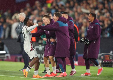 Bayer Leverkusen takımından Jeremie Frimpong, UEFA Avrupa Ligi çeyrek final maçında 18 Nisan 202 'de Londra Stadyumu' nda oynanan Bayer 04 Leverkusen maçında 1-1 'lik galibiyet golünü kutluyor.